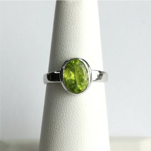 New Apple Green Peridot Ring in Sterling Silver size 6 - Picture 4 of 9